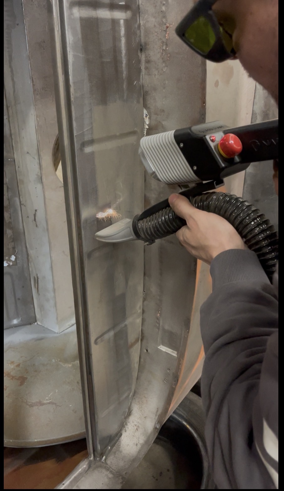 Odstraňování barvy z historického vozidla