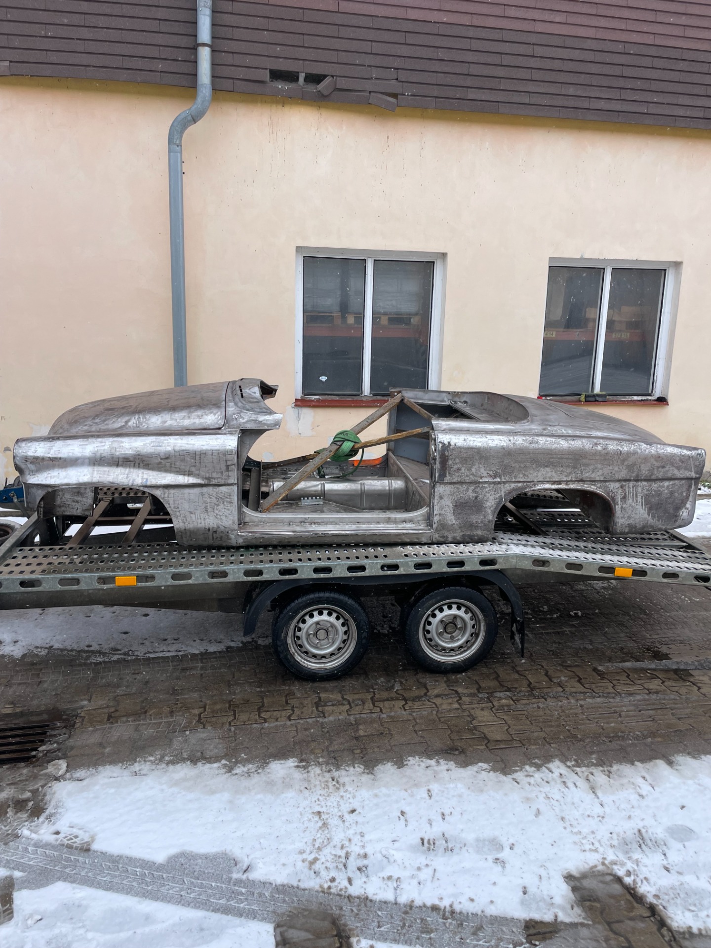 Odstraňování barvy z historického vozidla