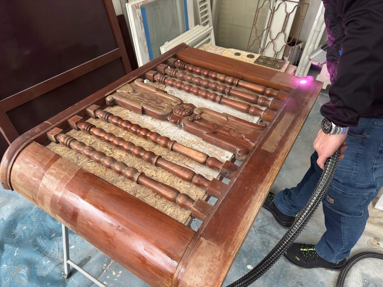 Odstranění laku z historického zdobeného zábradlí