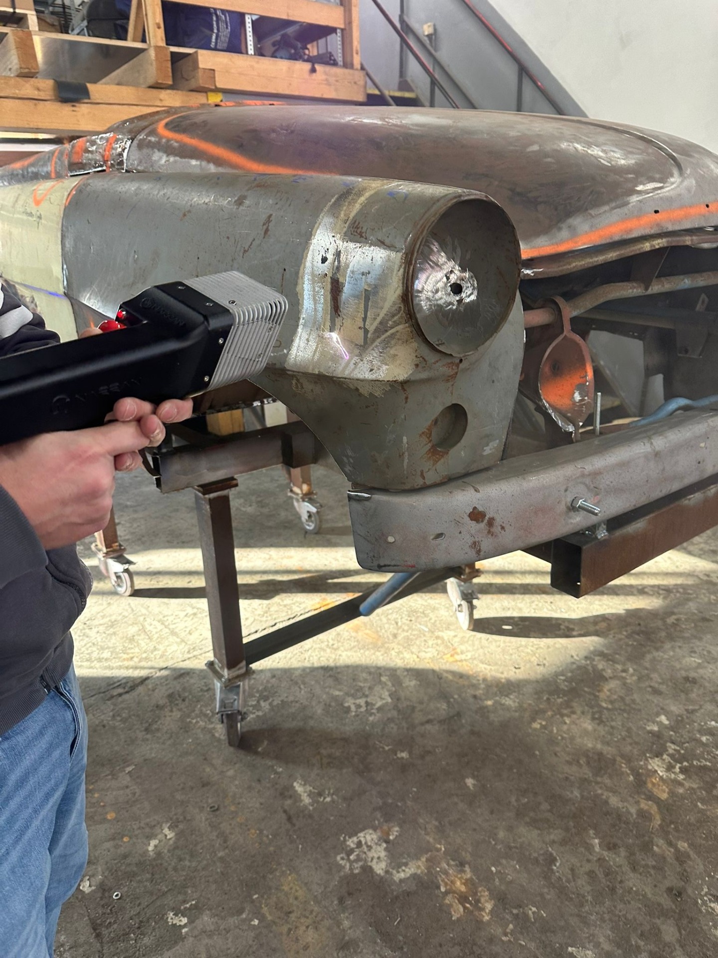 Odstranění rzi a barvy z historického vozidla